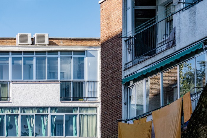 ventanas del barrio fotografia edificio fachada ventanas hogares arquitectura paisaje urbano siuacionismo psicogeografia antonio beltran